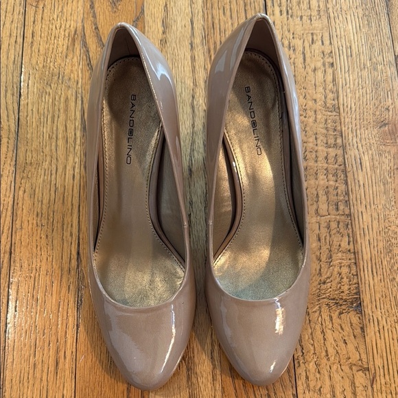 Bandolino Shoes - ✨ Bandolino Classic Tan Patent Heels — Size 8 ✨